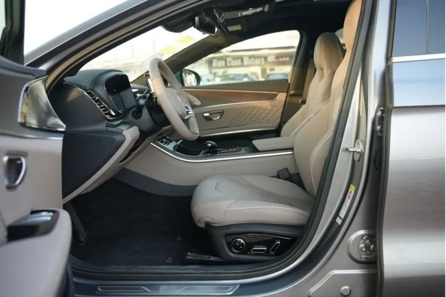 Private Limousine Transfer in Hurghada – Comfortable Ride for Up to 3 People