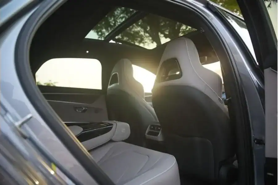 Private Limousine Transfer in Hurghada – Comfortable Ride for Up to 3 People